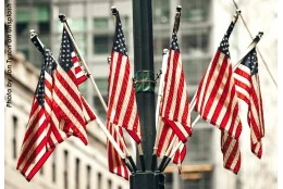 Warum erscheint die Rückseite einer Flagge spiegelverkehrt?